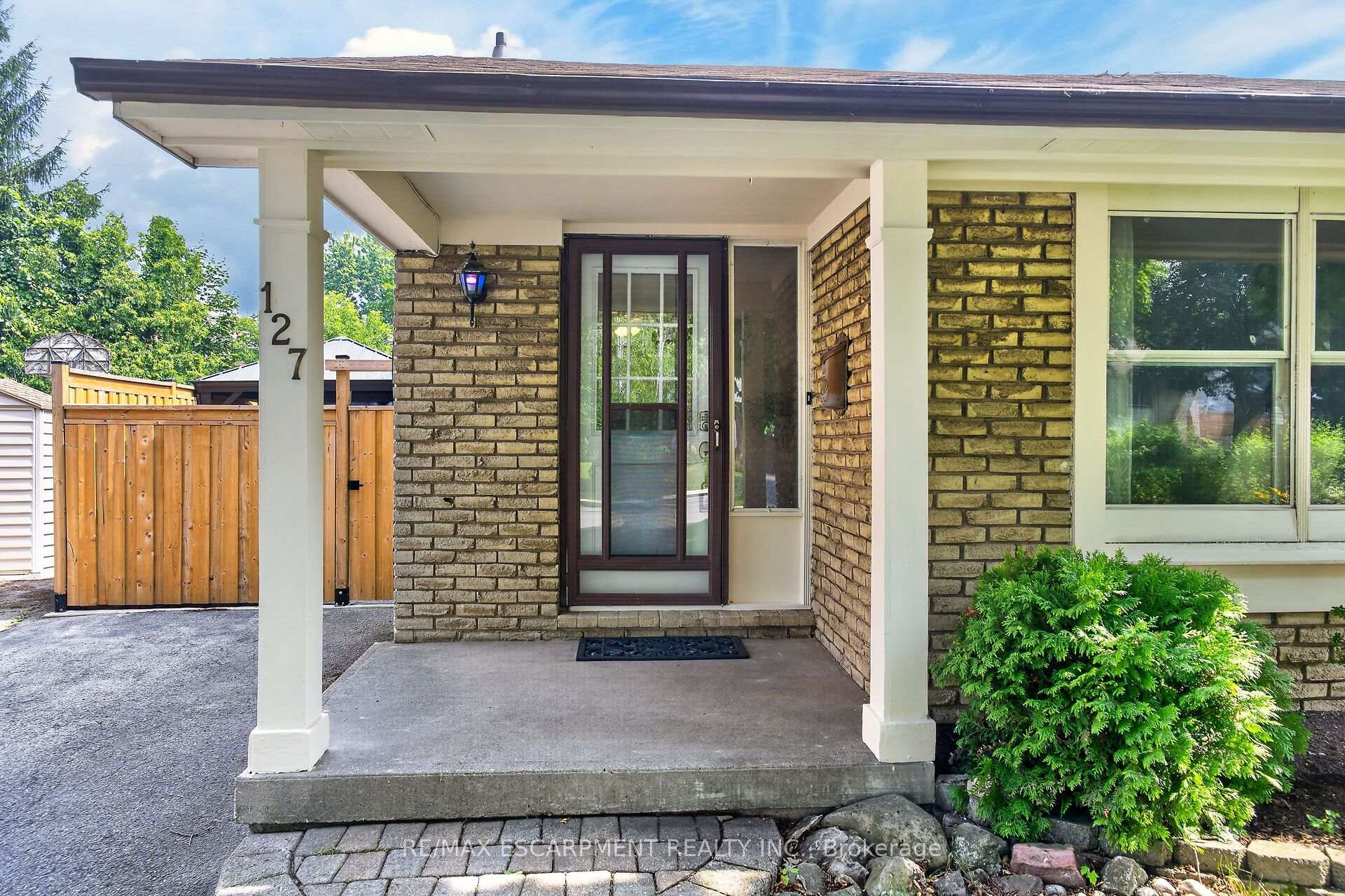 Photo 2 of 127 Wendover Drive, Hamilton, Fessenden — HOMEH