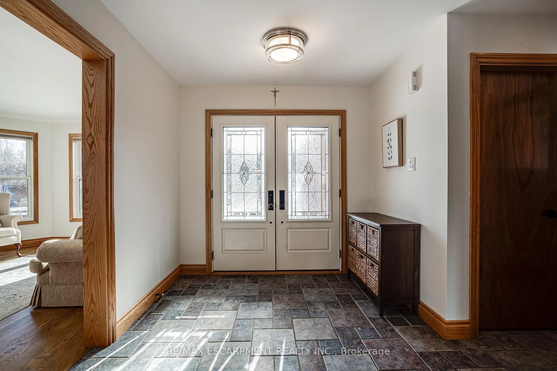 Photo 3 of 5 Broad Oak Court, Hamilton, Dundas — HOMEH