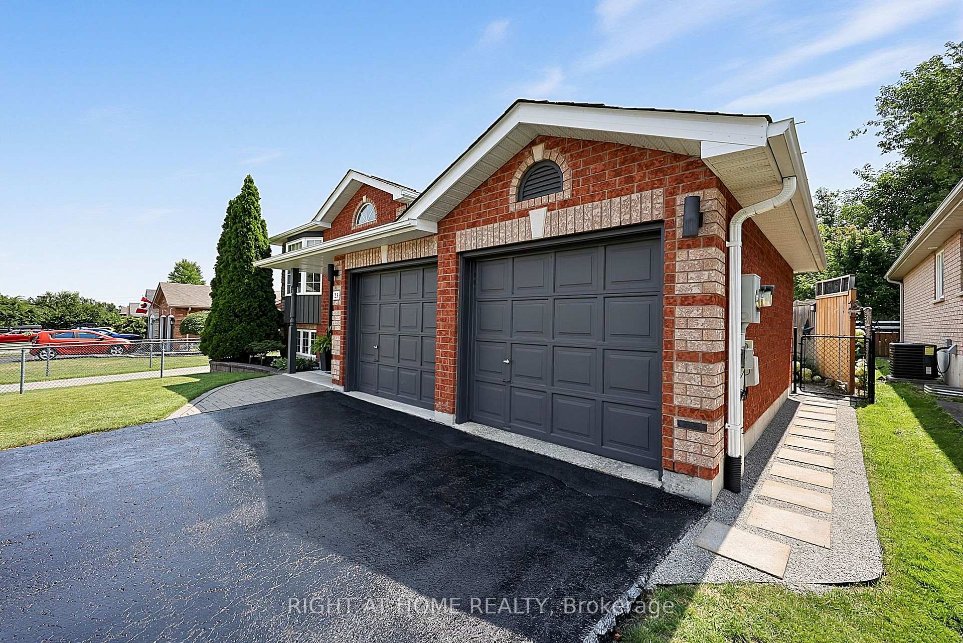 Photo 3 of 23 Osprey Ridge Road, Barrie, Little Lake — HOMEH