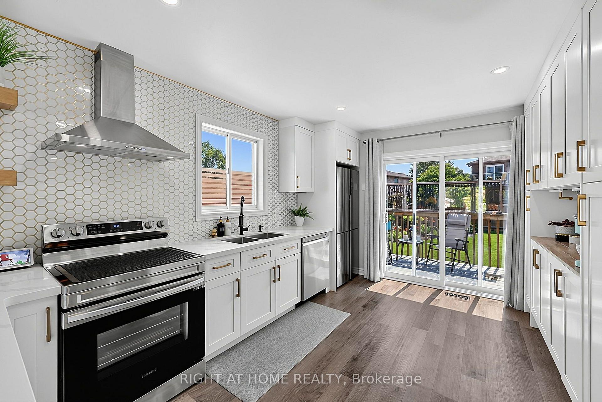 Photo 10 of 23 Osprey Ridge Road, Barrie, Little Lake — HOMEH
