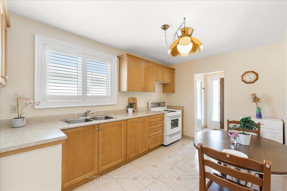 Photo 12 of 40 Cherrylawn Avenue, North York, Humber Summit — HOMEH