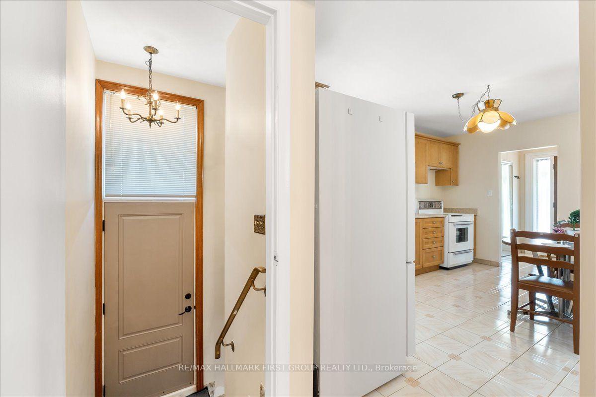 Photo 24 of 40 Cherrylawn Avenue, North York, Humber Summit — HOMEH