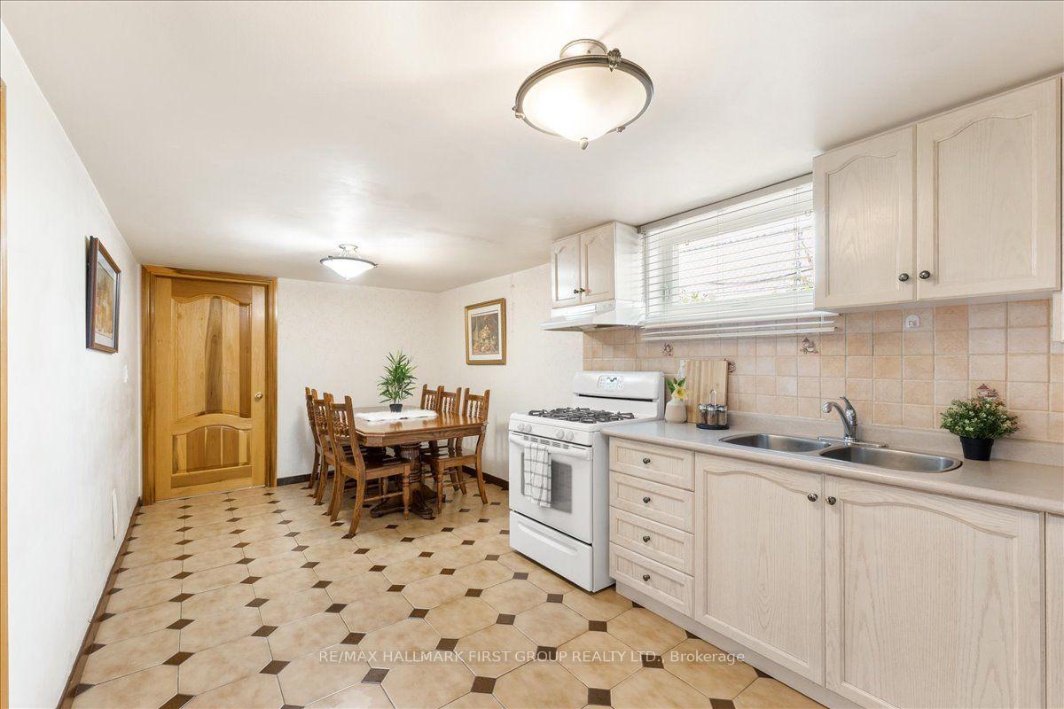 Photo 31 of 40 Cherrylawn Avenue, North York, Humber Summit — HOMEH