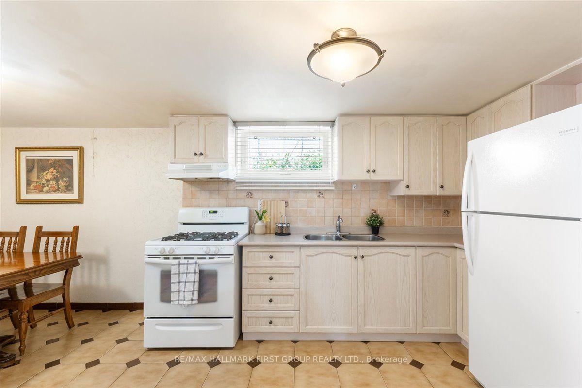Photo 32 of 40 Cherrylawn Avenue, North York, Humber Summit — HOMEH