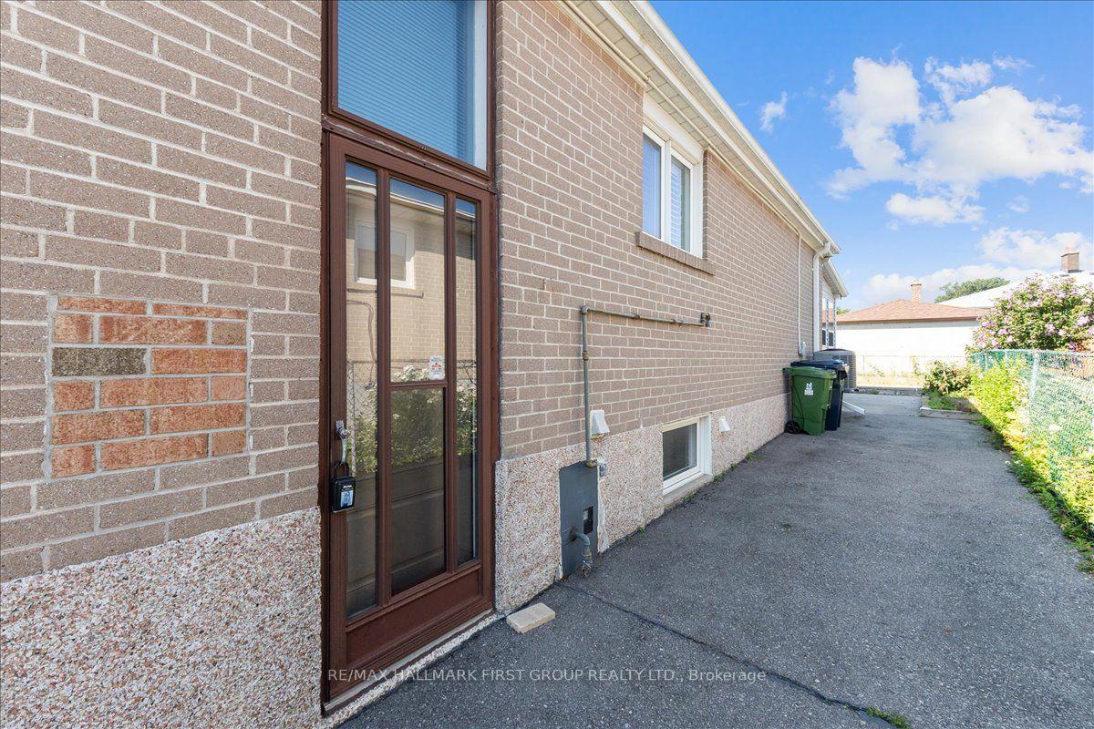 Photo 35 of 40 Cherrylawn Avenue, North York, Humber Summit — HOMEH