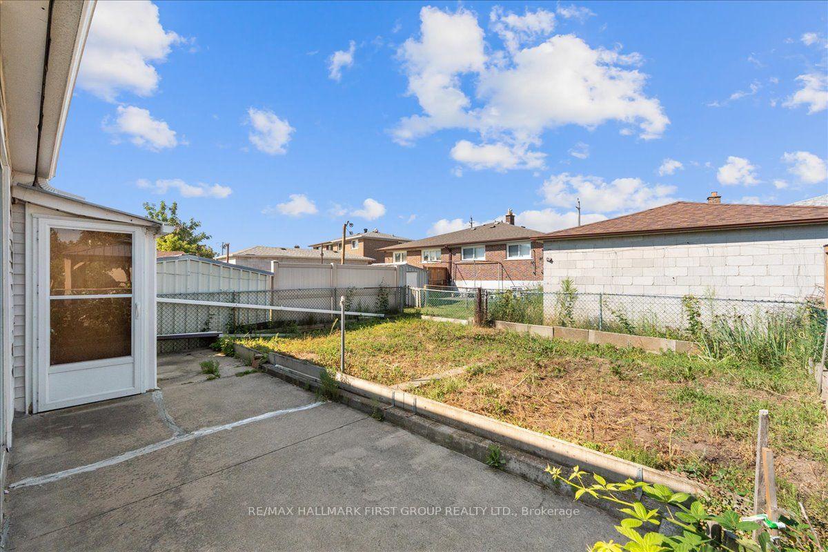 Photo 36 of 40 Cherrylawn Avenue, North York, Humber Summit — HOMEH