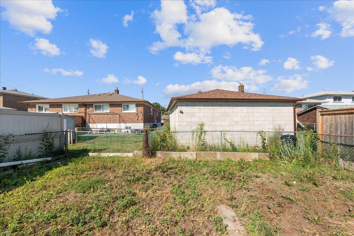 Photo 37 of 40 Cherrylawn Avenue, North York, Humber Summit — HOMEH