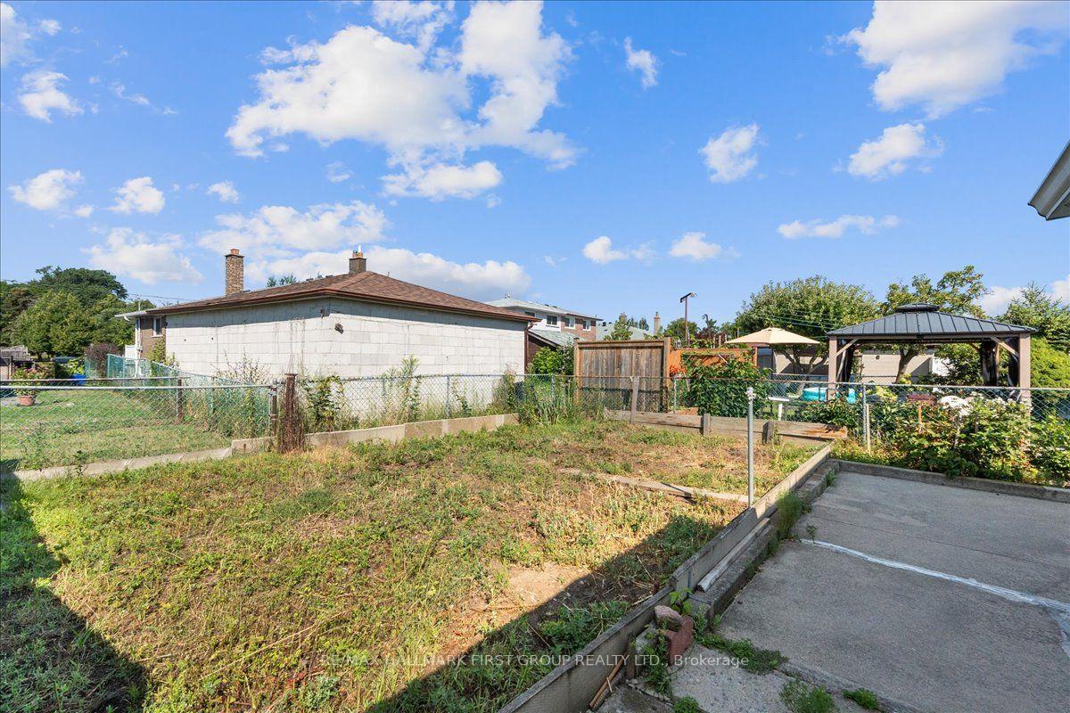 Photo 38 of 40 Cherrylawn Avenue, North York, Humber Summit — HOMEH