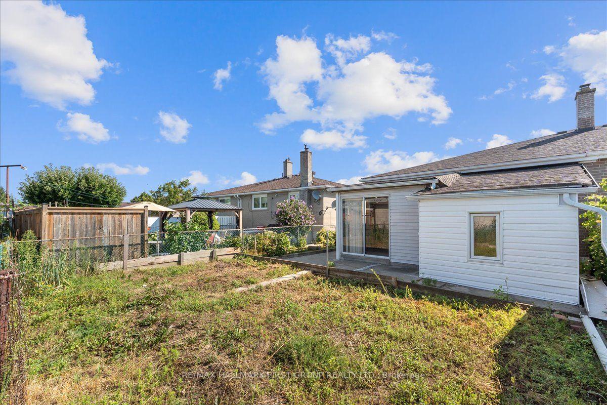 Photo 39 of 40 Cherrylawn Avenue, North York, Humber Summit — HOMEH