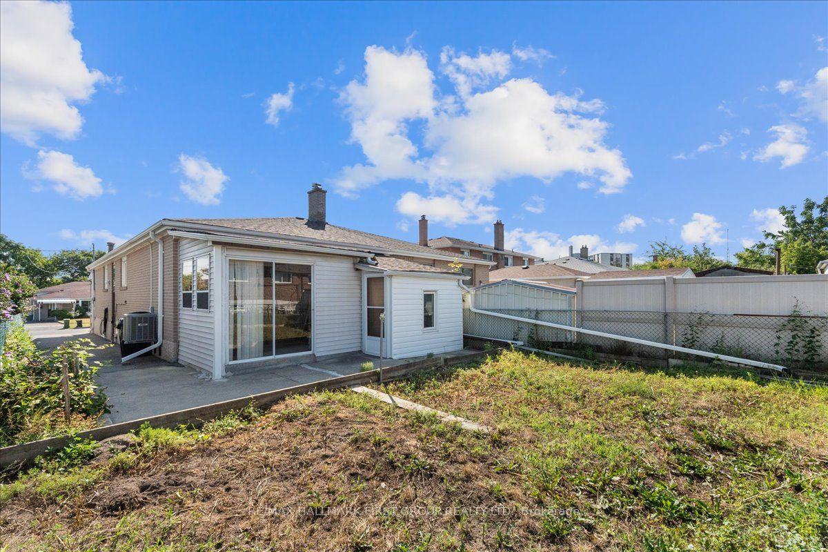 Photo 41 of 40 Cherrylawn Avenue, North York, Humber Summit — HOMEH