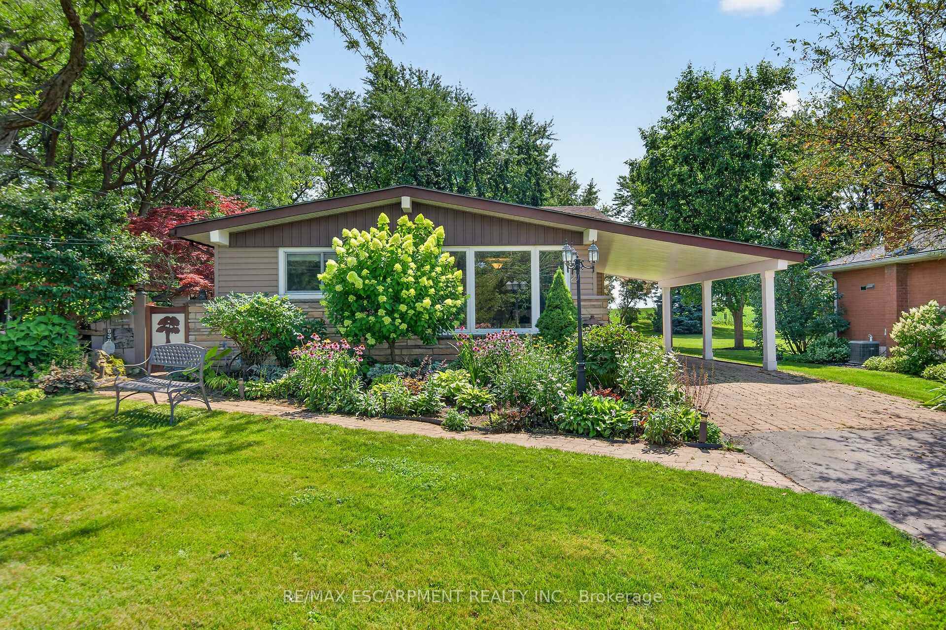 Photo 3 of 8399 Dickenson Road E, Hamilton, Mount Hope — HOMEH