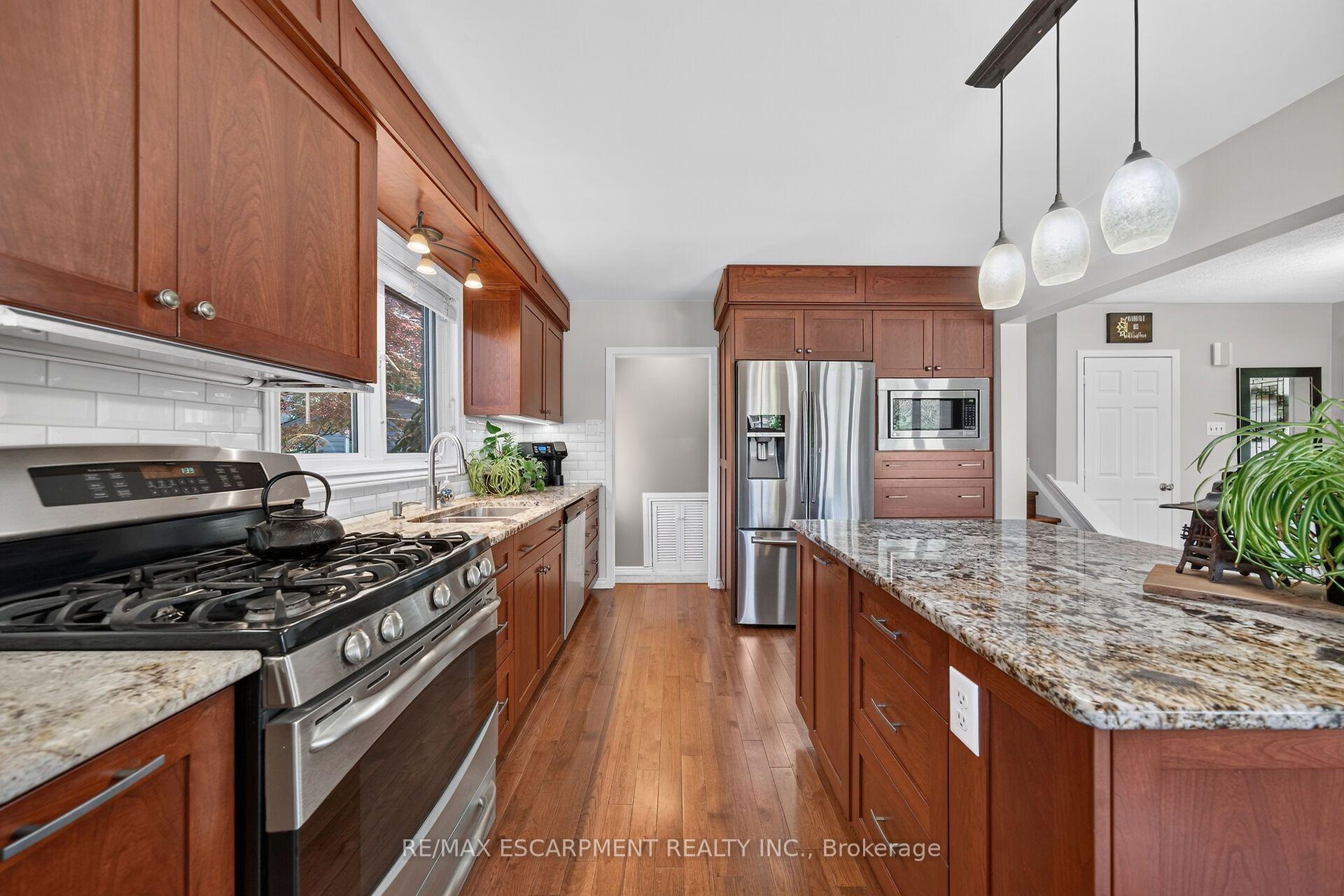 Photo 14 of 8399 Dickenson Road E, Hamilton, Mount Hope — HOMEH