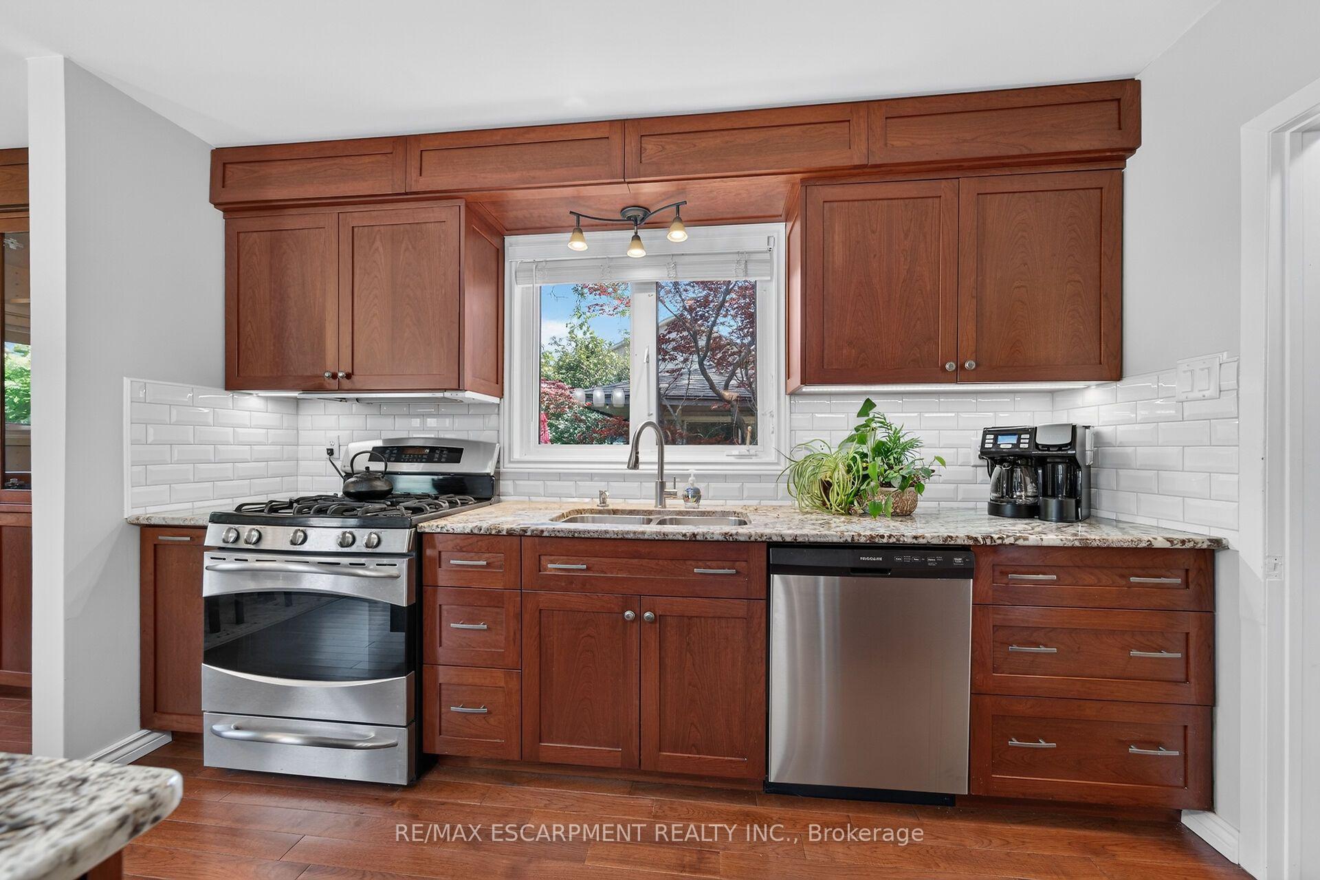 Photo 15 of 8399 Dickenson Road E, Hamilton, Mount Hope — HOMEH