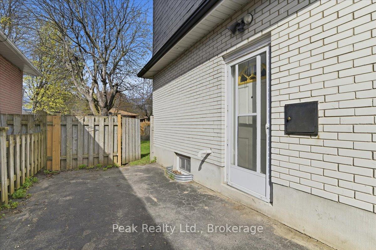 Photo 4 of 644 Perry Crescent, Oshawa, Vanier — HOMEH