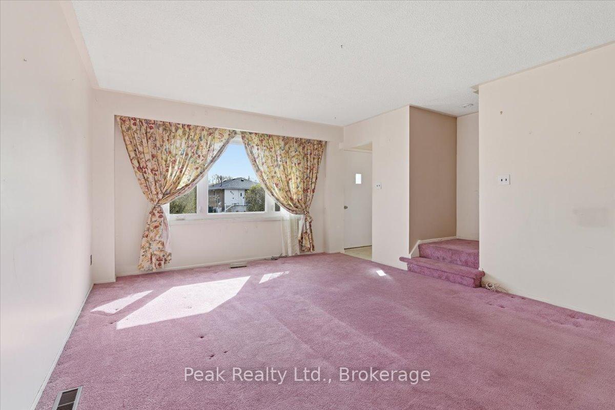 Photo 8 of 644 Perry Crescent, Oshawa, Vanier — HOMEH