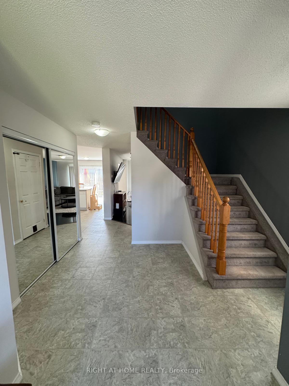 Photo 3 of 20 Courtney Crescent, Barrie, Painswick South — HOMEH