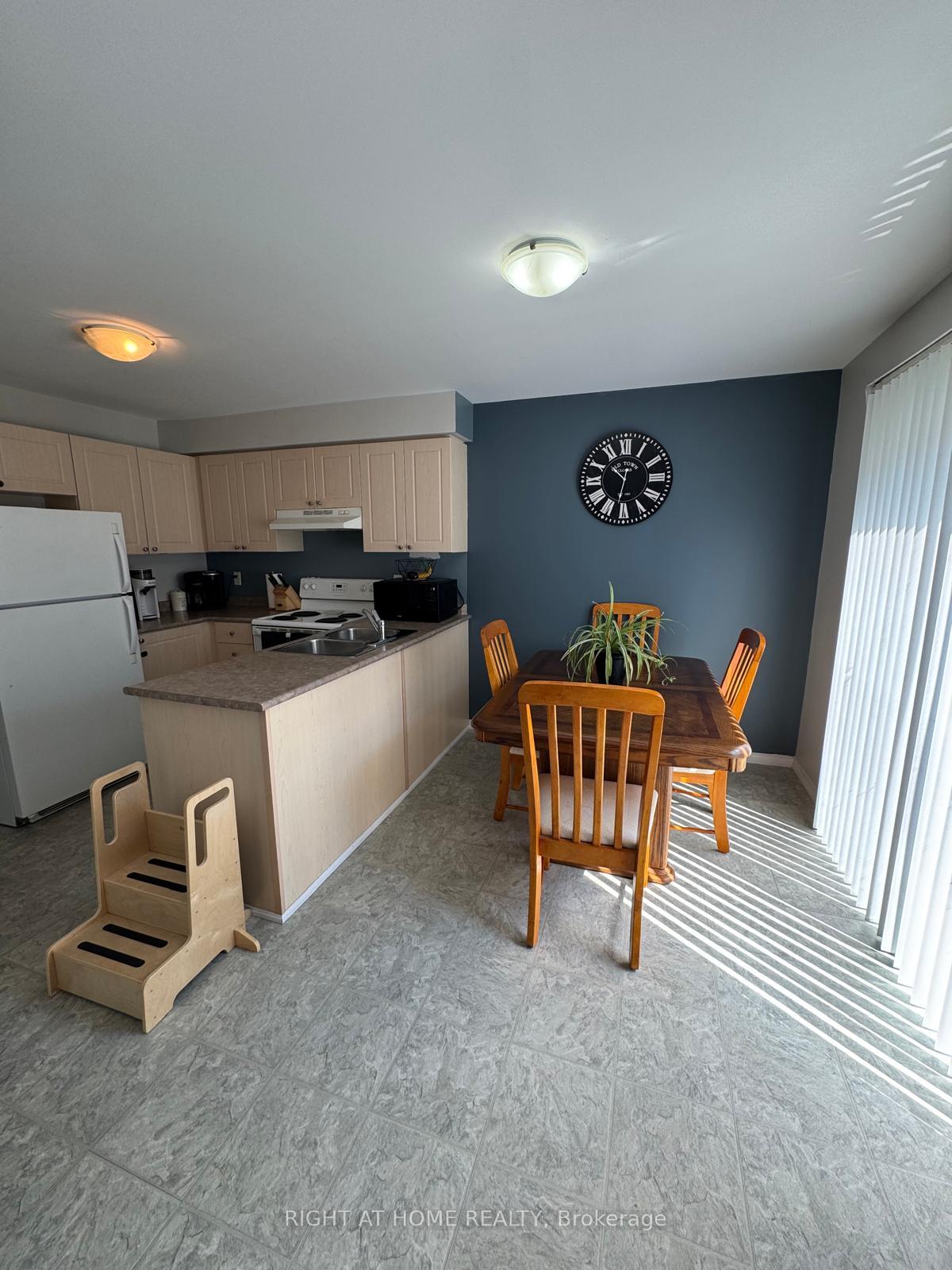 Photo 11 of 20 Courtney Crescent, Barrie, Painswick South — HOMEH