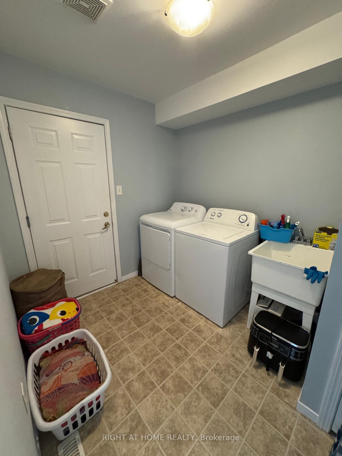 Photo 19 of 20 Courtney Crescent, Barrie, Painswick South — HOMEH