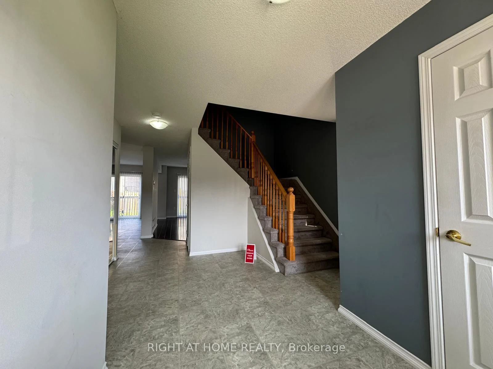 Photo 6 of 20 Courtney Crescent, Barrie, Painswick South — HOMEH