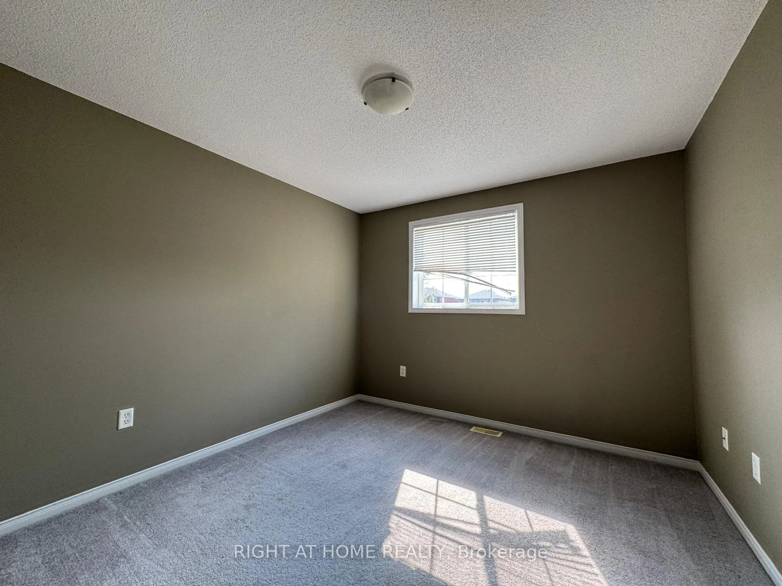 Photo 32 of 20 Courtney Crescent, Barrie, Painswick South — HOMEH