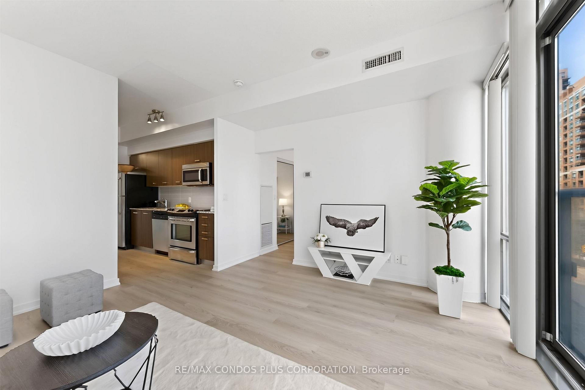 Photo 6 of Unit 406, 832 Bay Street, Toronto, Bay Street Corridor — HOMEH