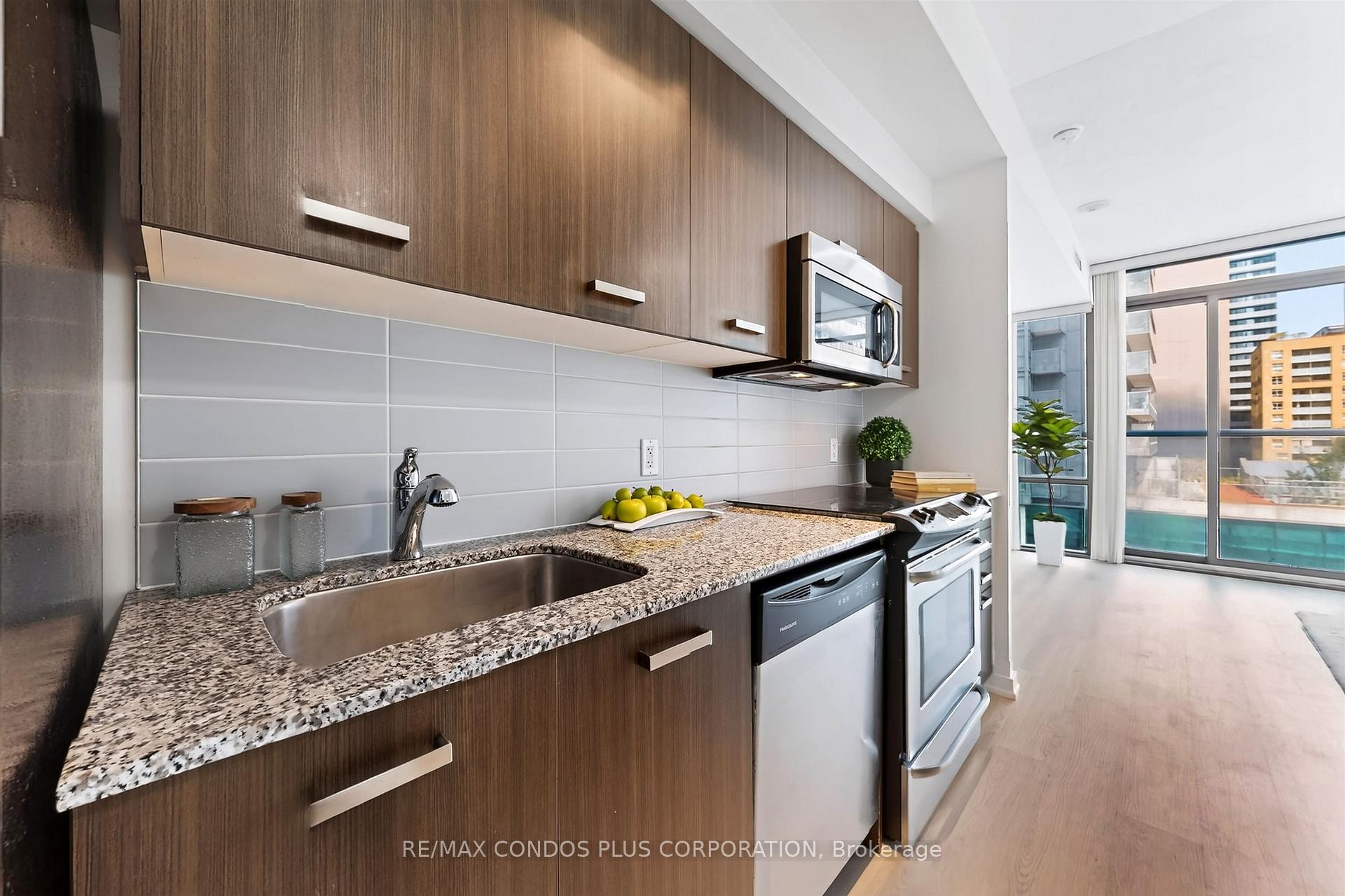 Photo 7 of Unit 406, 832 Bay Street, Toronto, Bay Street Corridor — HOMEH