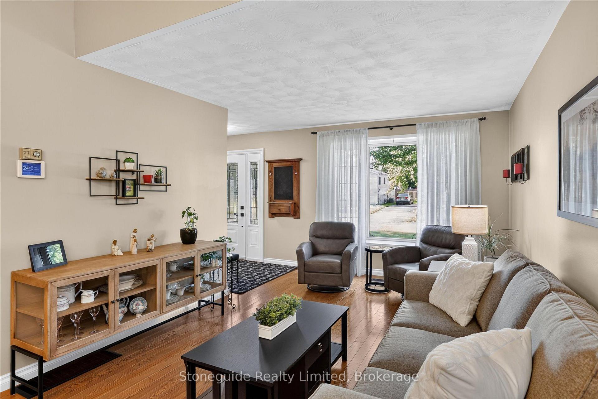 Photo 10 of 814 Milford Drive, Peterborough, Otonabee Ward 1 — HOMEH