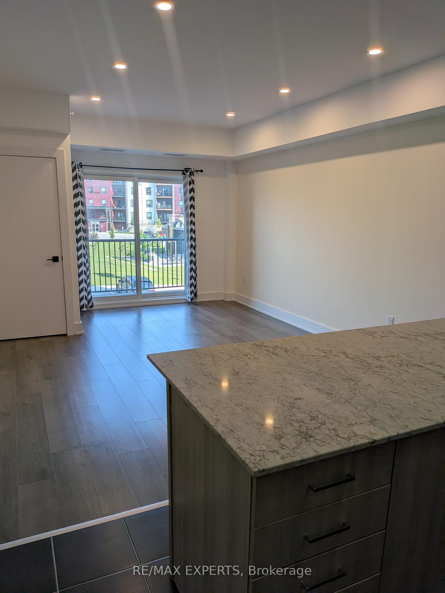 Photo 6 of Unit 205, 5 Chef Lane, Barrie, Innis-Shore — HOMEH