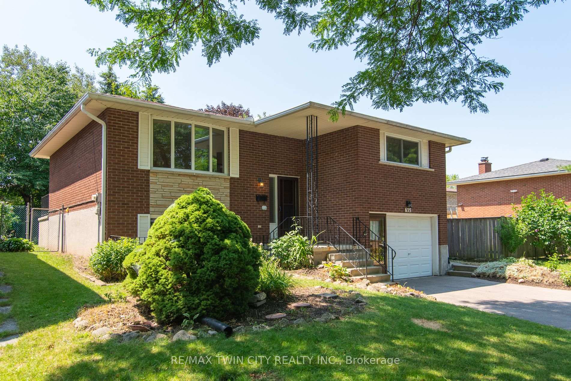 Photo 2 of 635 Cedargrove Place, Waterloo, North Lakeshore — HOMEH