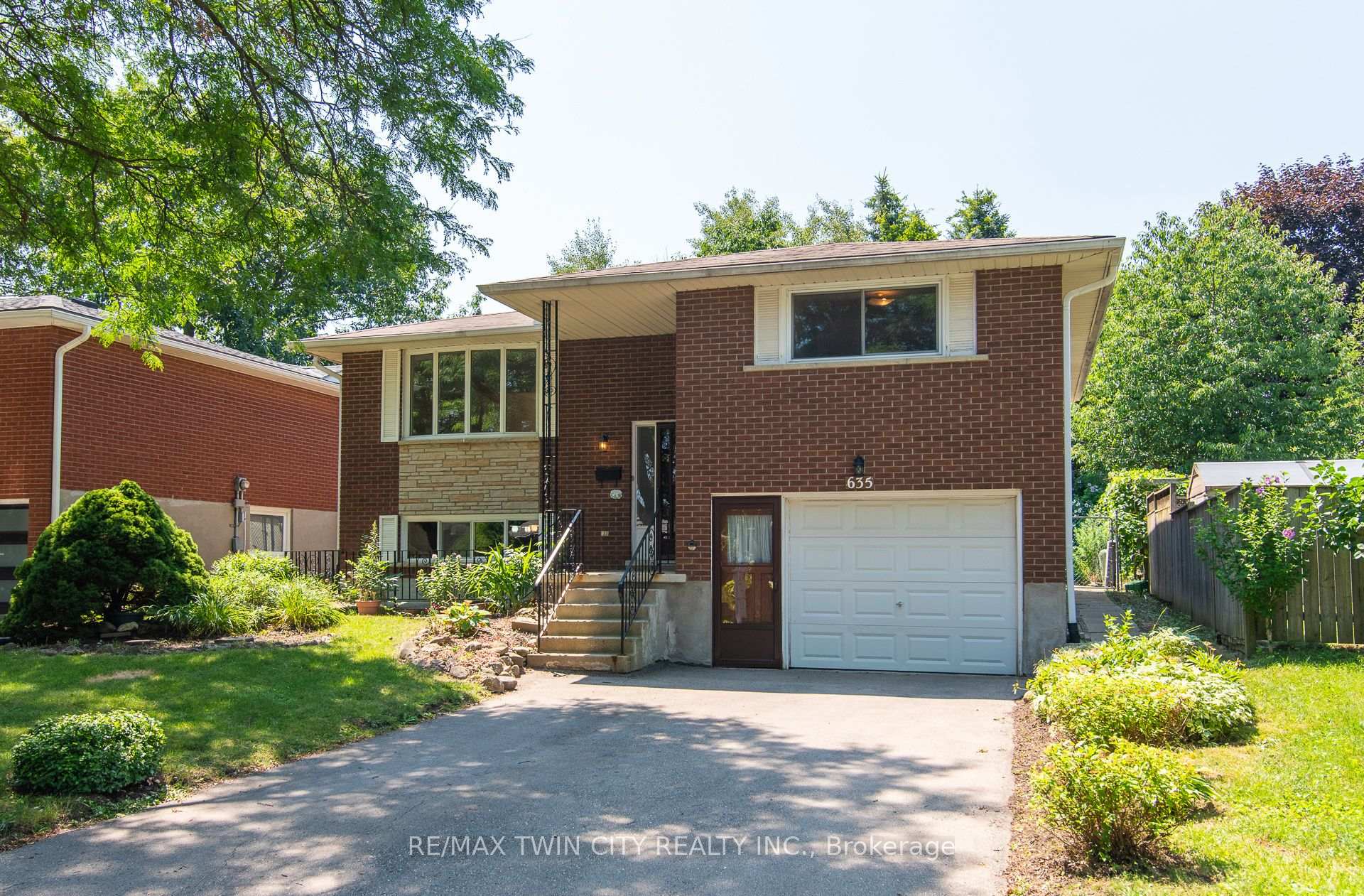 Photo 3 of 635 Cedargrove Place, Waterloo, North Lakeshore — HOMEH