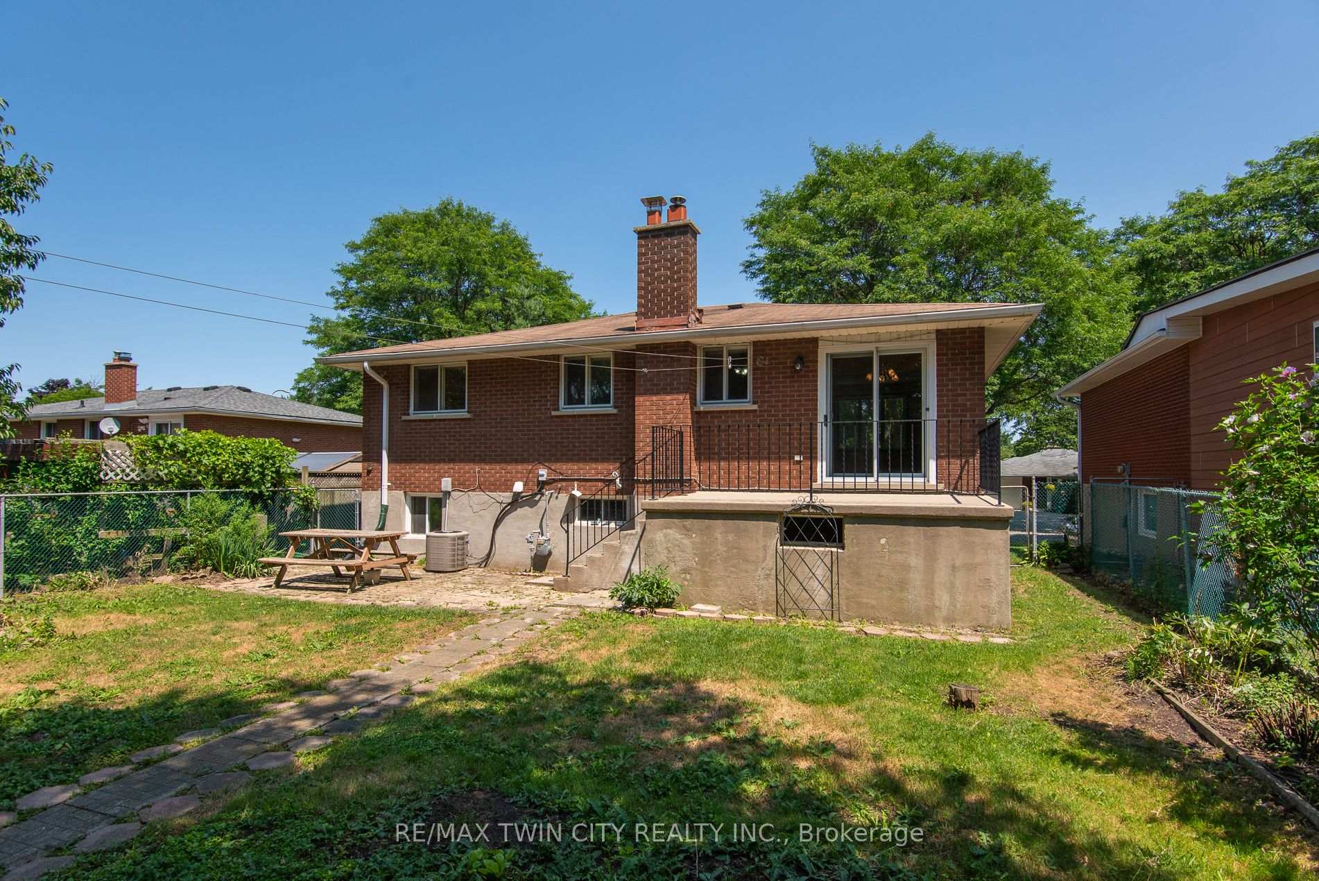 Photo 4 of 635 Cedargrove Place, Waterloo, North Lakeshore — HOMEH