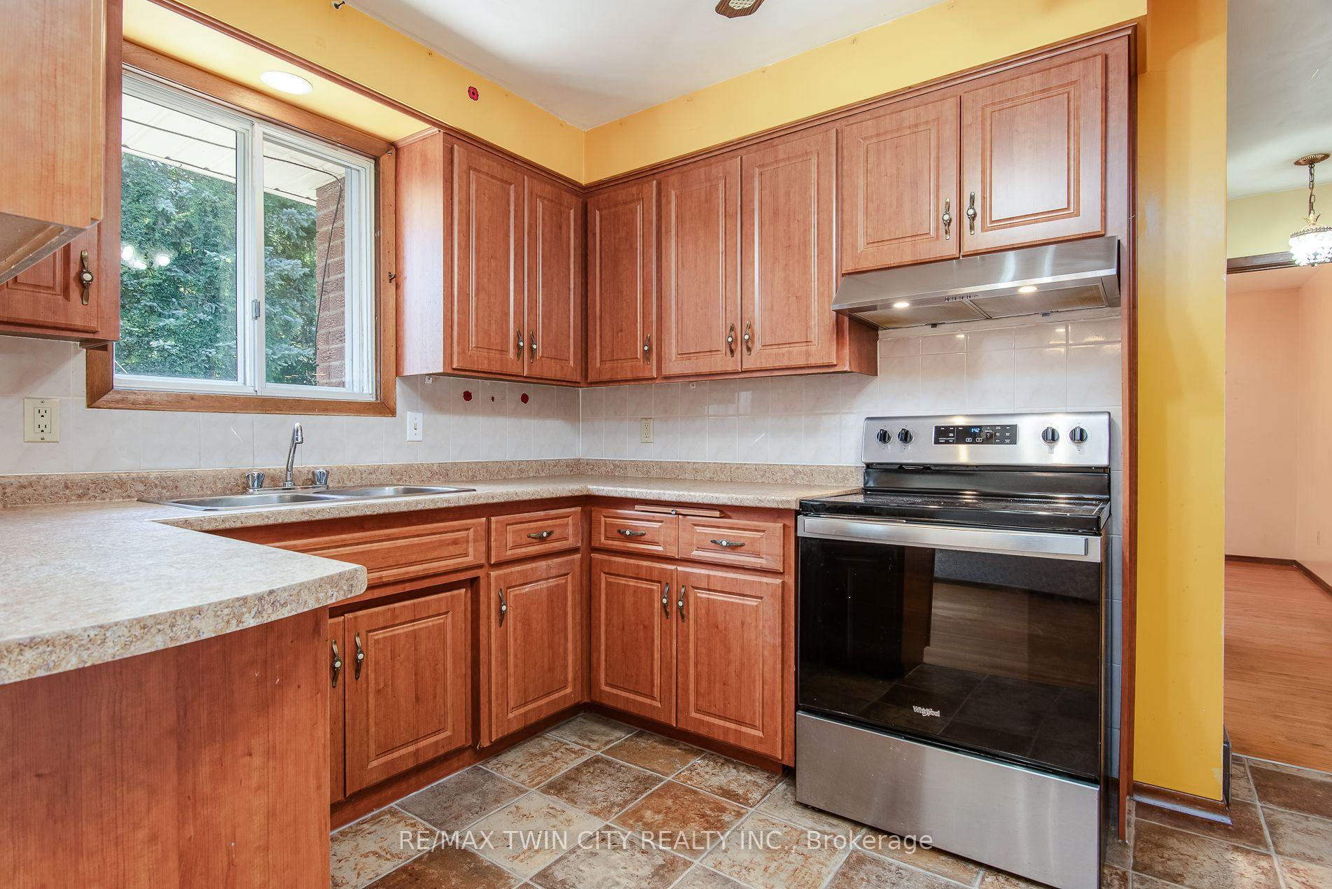 Photo 12 of 635 Cedargrove Place, Waterloo, North Lakeshore — HOMEH