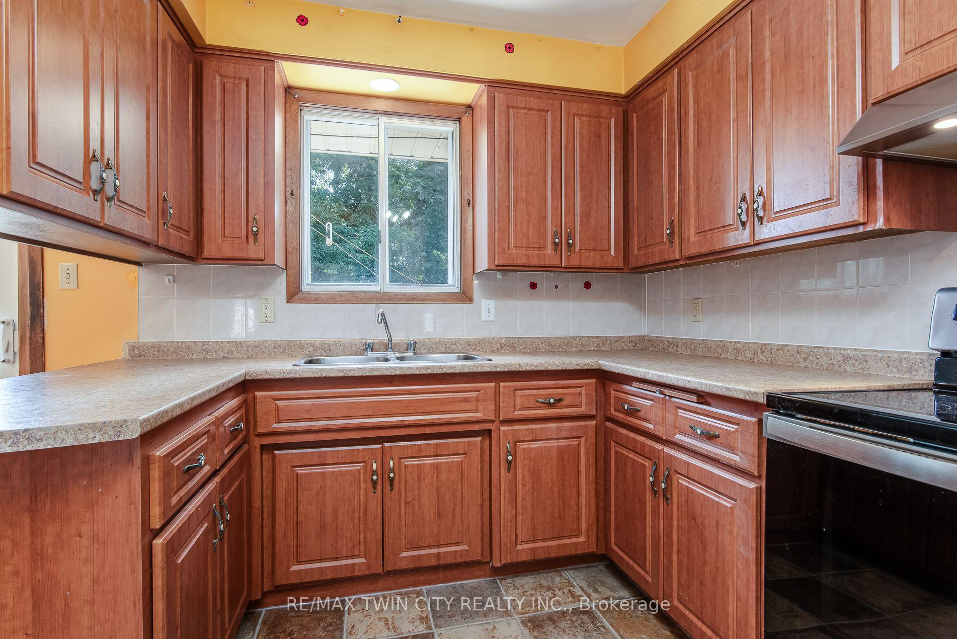 Photo 13 of 635 Cedargrove Place, Waterloo, North Lakeshore — HOMEH
