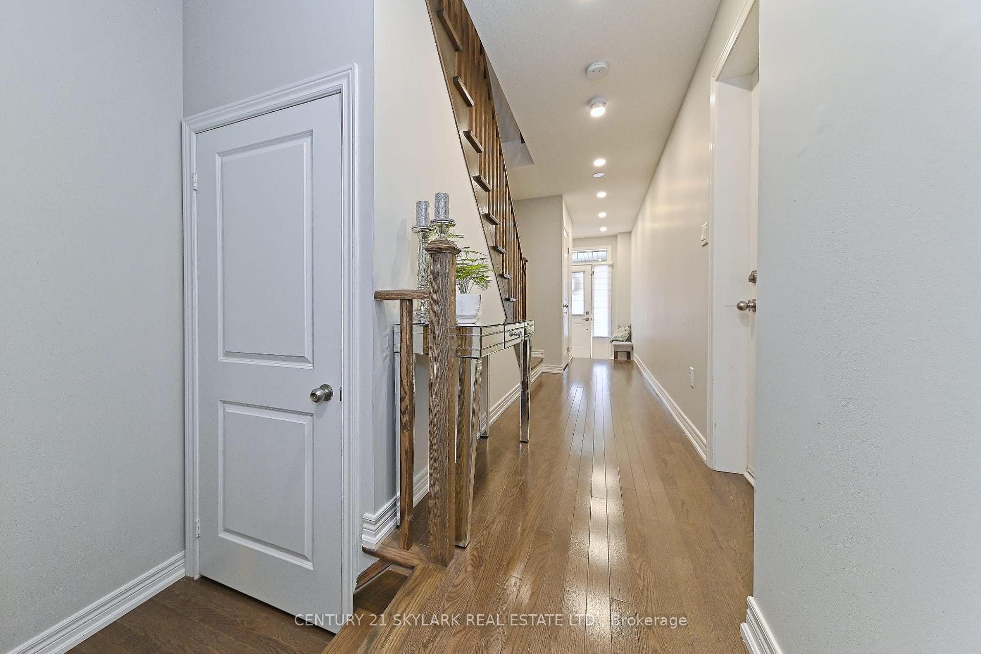 Photo 5 of 126 Fruitvale Circle, Brampton, Northwest Brampton — HOMEH