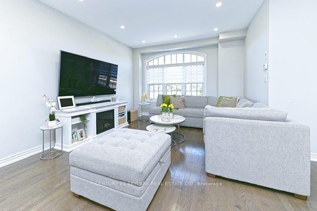 Photo 8 of 126 Fruitvale Circle, Brampton, Northwest Brampton — HOMEH