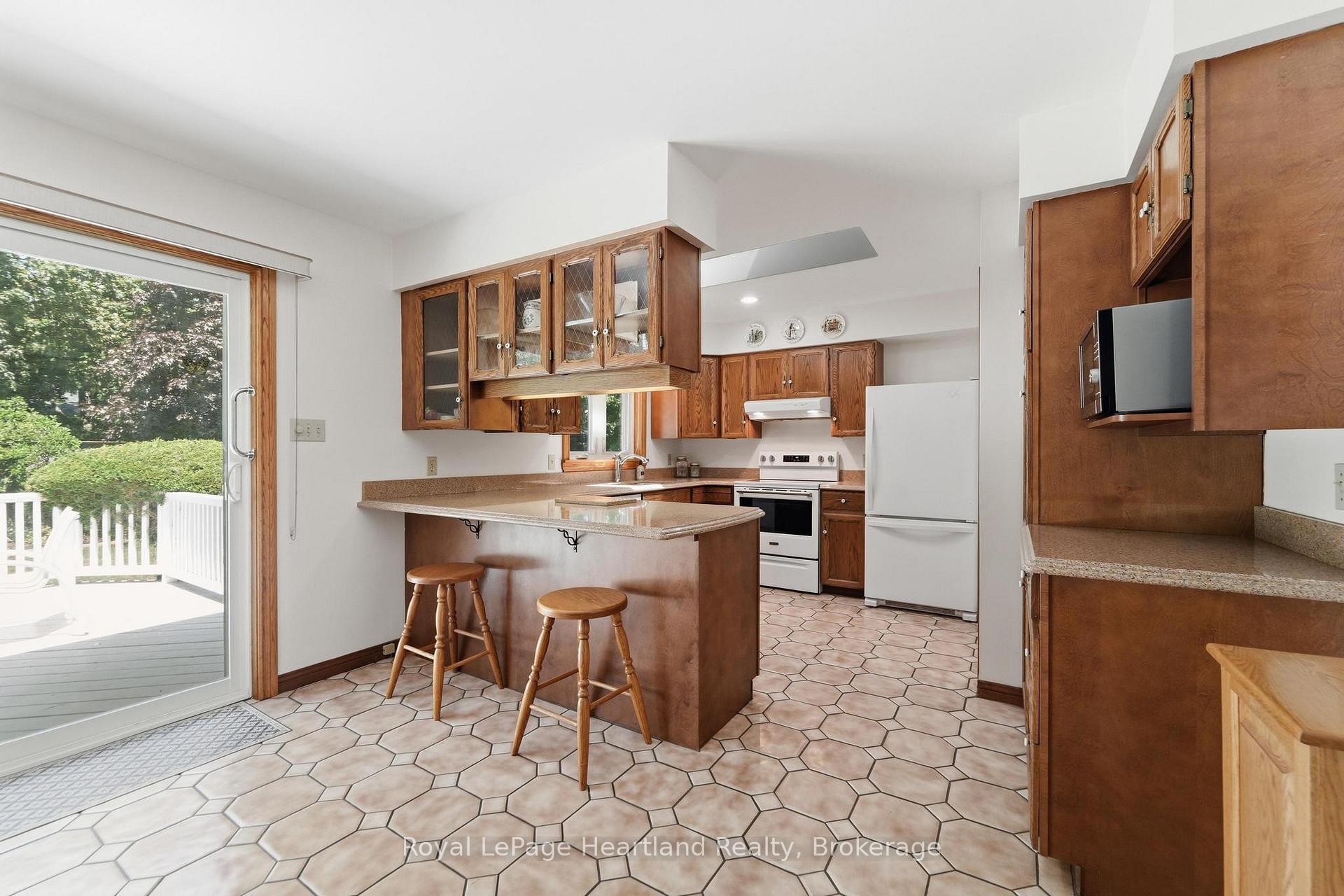 Photo 9 of 24 Leonard Drive, Goderich, Goderich (Town) — HOMEH