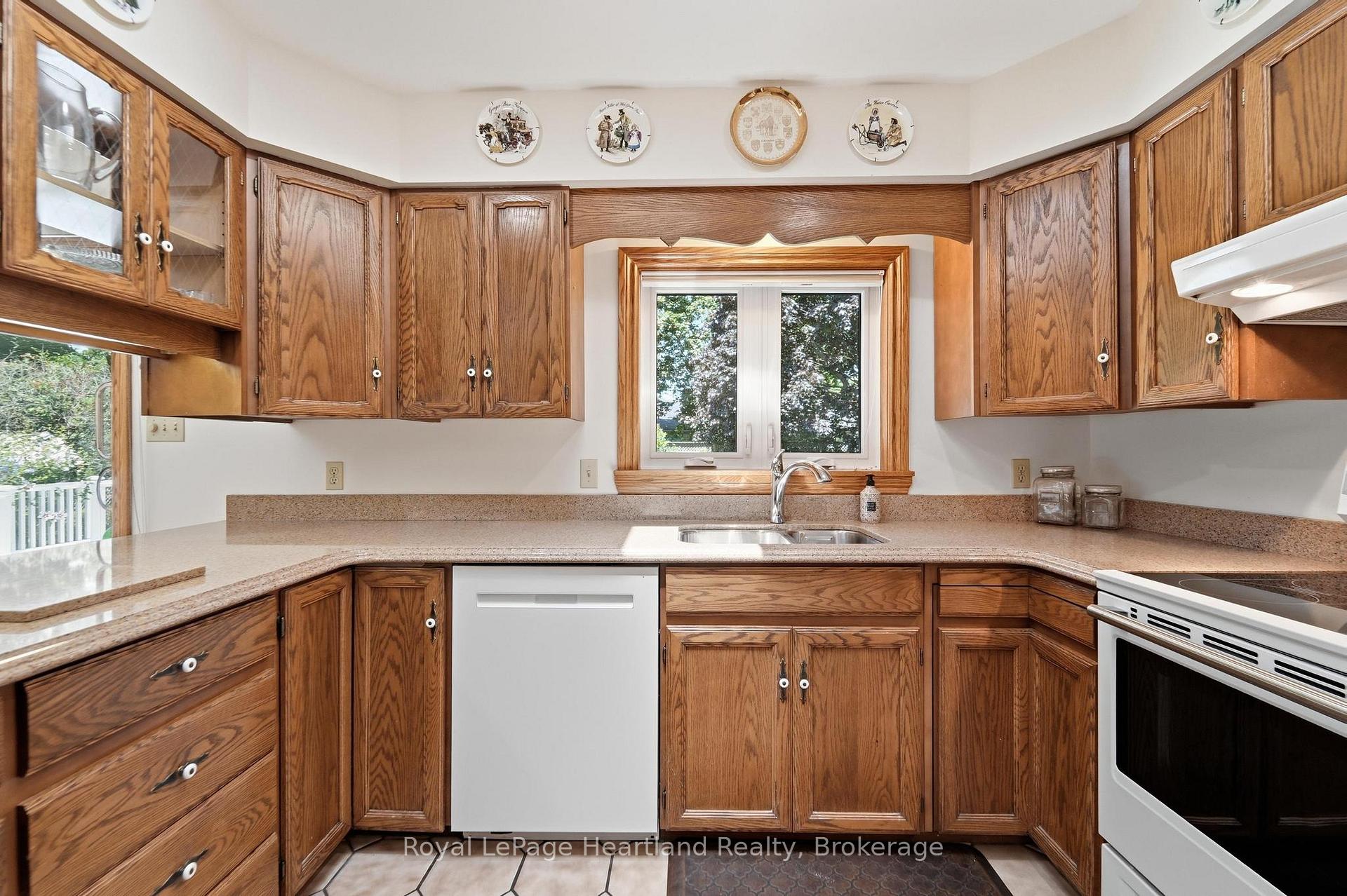 Photo 13 of 24 Leonard Drive, Goderich, Goderich (Town) — HOMEH