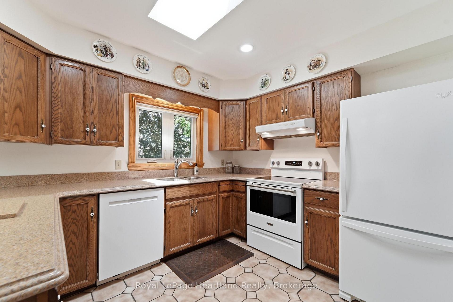 Photo 14 of 24 Leonard Drive, Goderich, Goderich (Town) — HOMEH