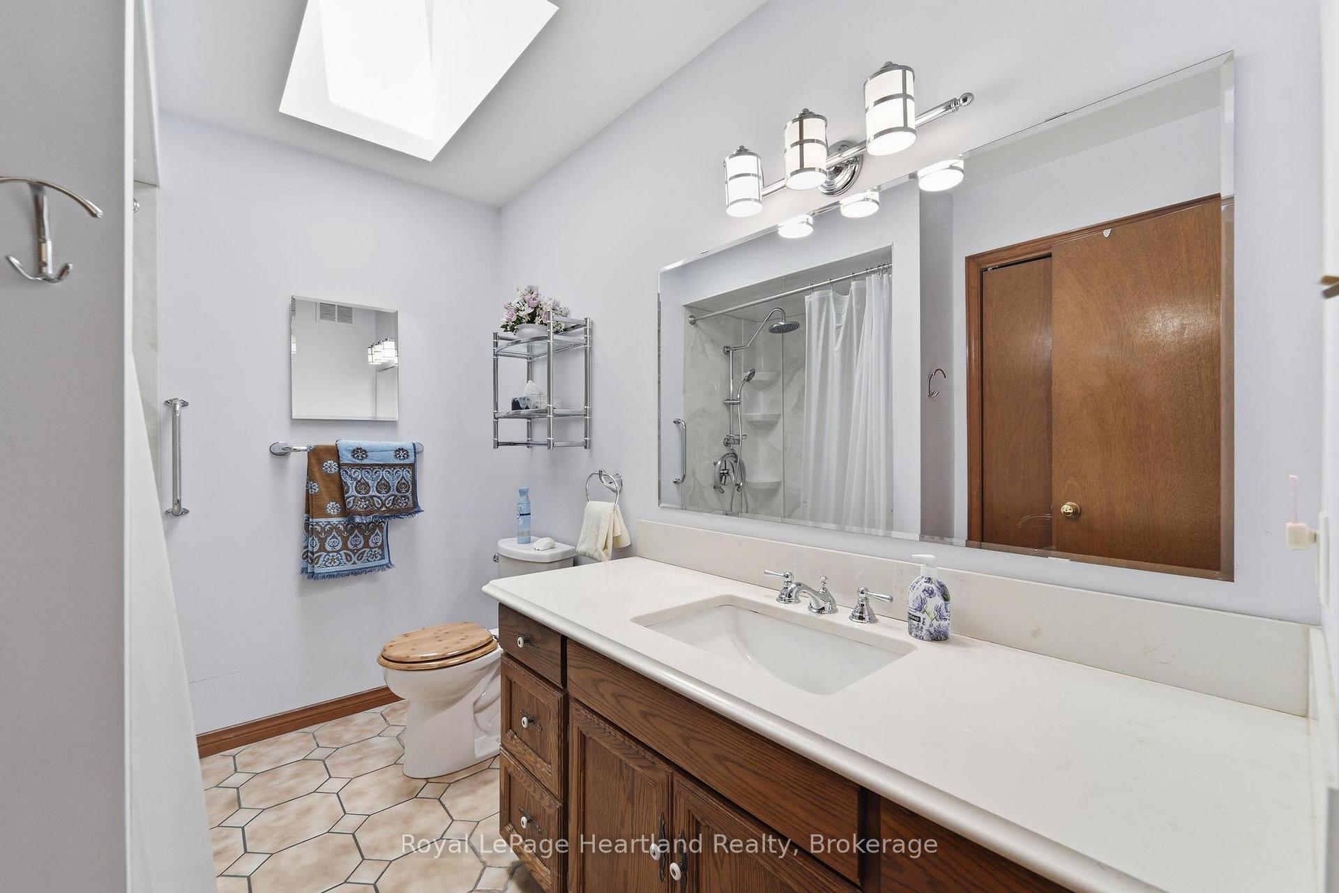 Photo 17 of 24 Leonard Drive, Goderich, Goderich (Town) — HOMEH
