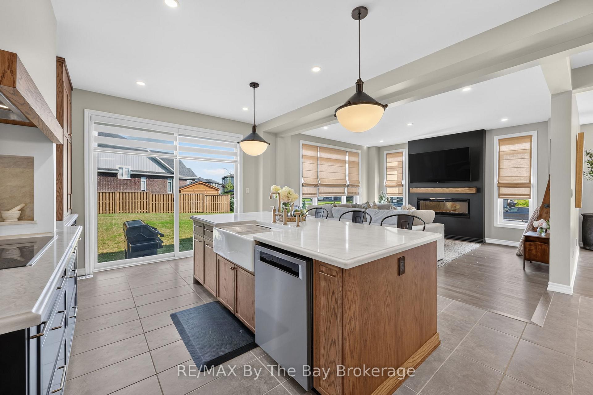 Photo 12 of 171 Rosanne Circle, Wasaga Beach — HOMEH