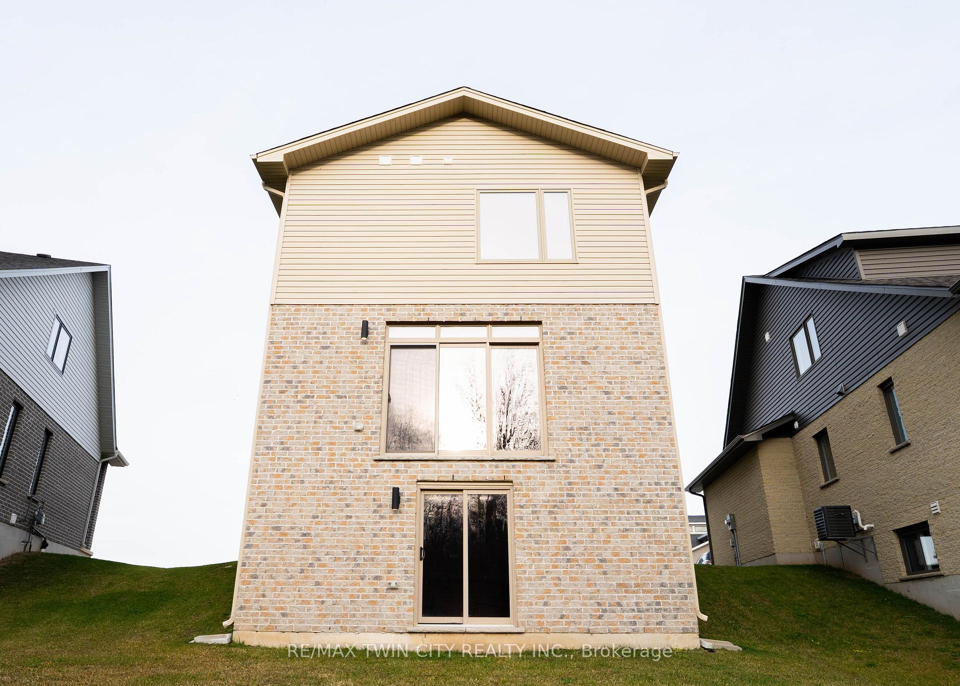 Photo 2 of 2092 Evans Crescent, London, South U — HOMEH