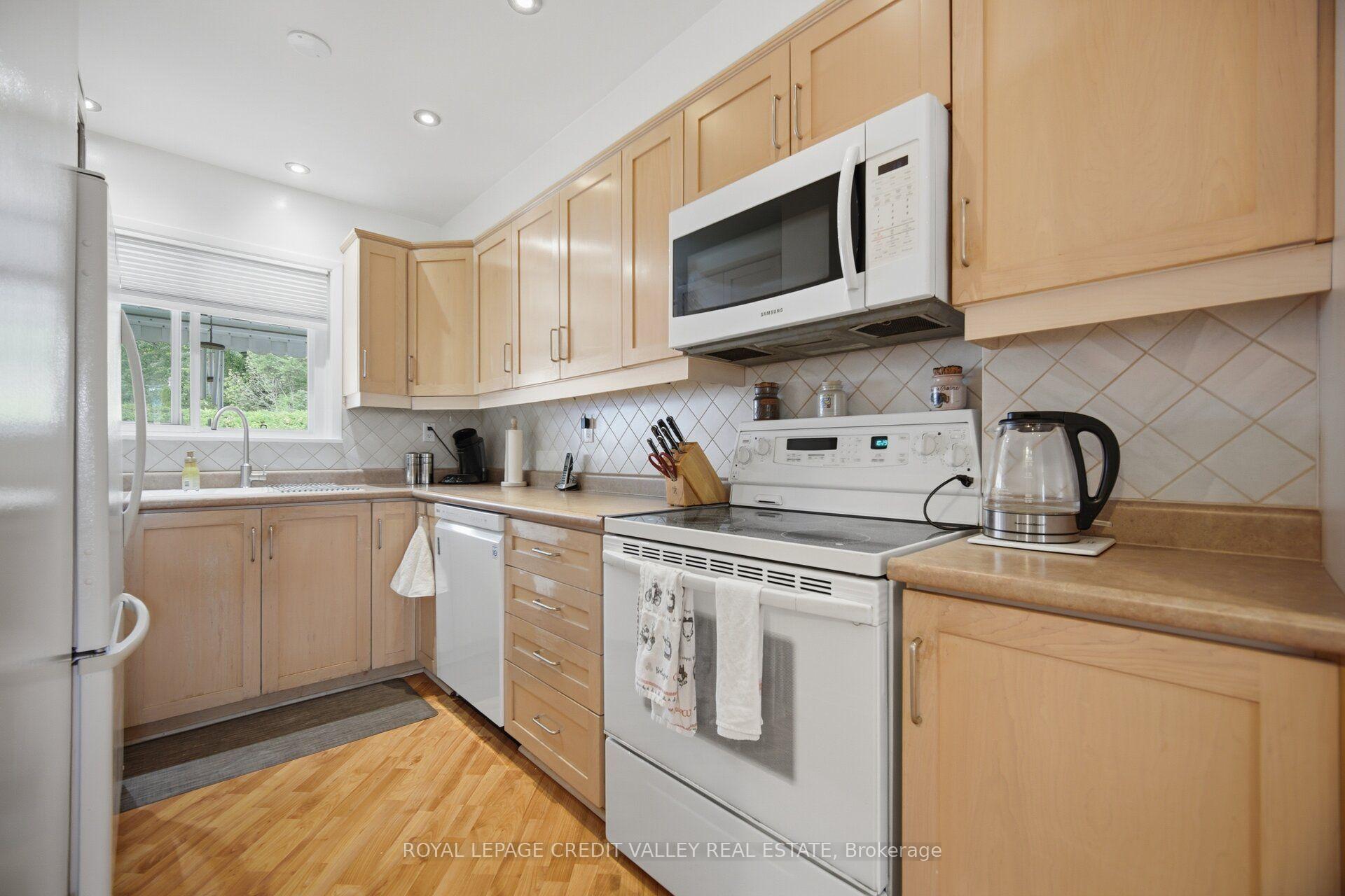 Photo 17 of 10 Gladstone Square, Brampton, Bramalea North Industrial — HOMEH