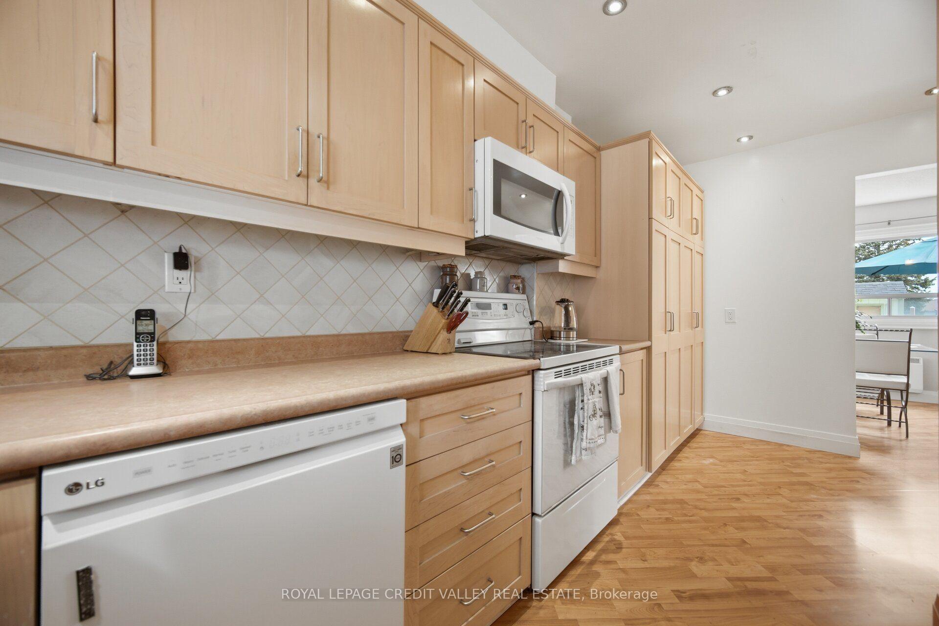Photo 18 of 10 Gladstone Square, Brampton, Bramalea North Industrial — HOMEH