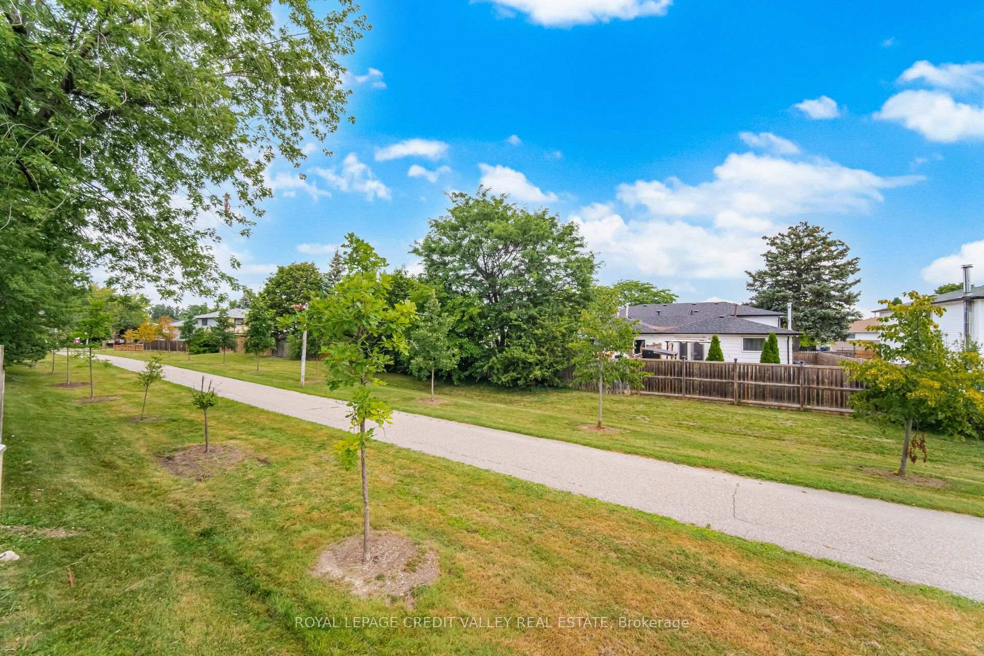 Photo 49 of 10 Gladstone Square, Brampton, Bramalea North Industrial — HOMEH