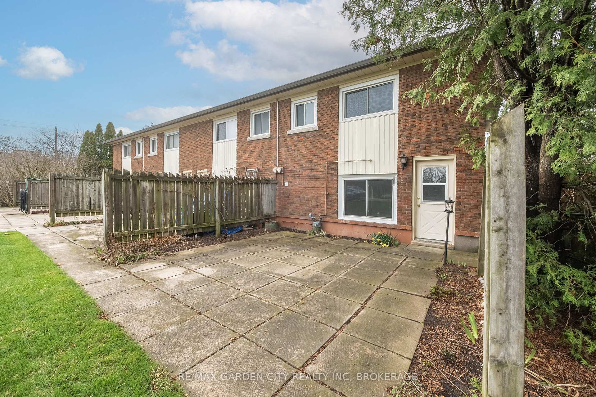 Photo 4 of 2-8 Riverview Boulevard, St. Catharines, Glendale/Glenridge — HOMEH
