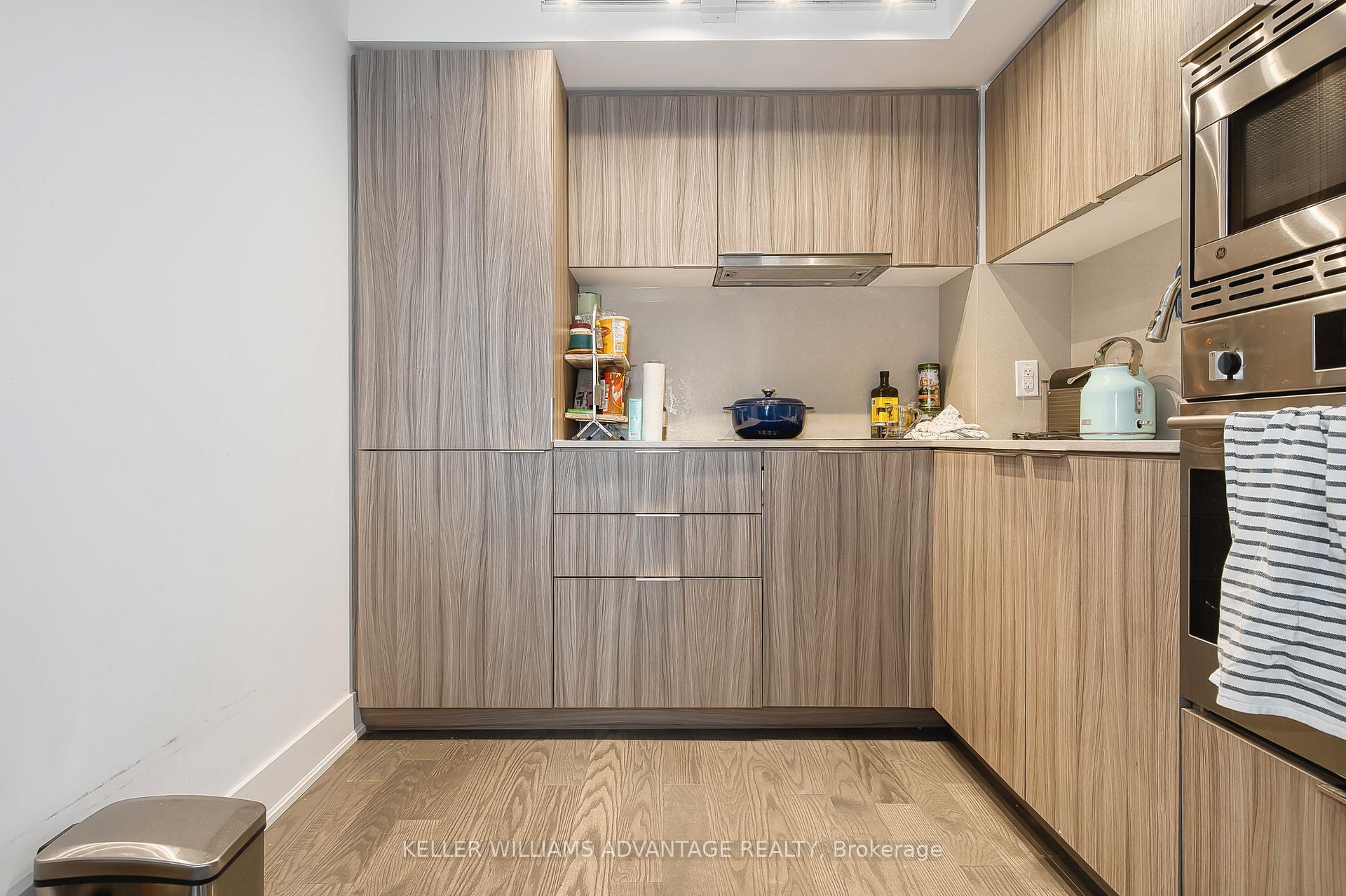 Photo 10 of Unit 1012, 955 Bay Street, Toronto, Bay Street Corridor — HOMEH
