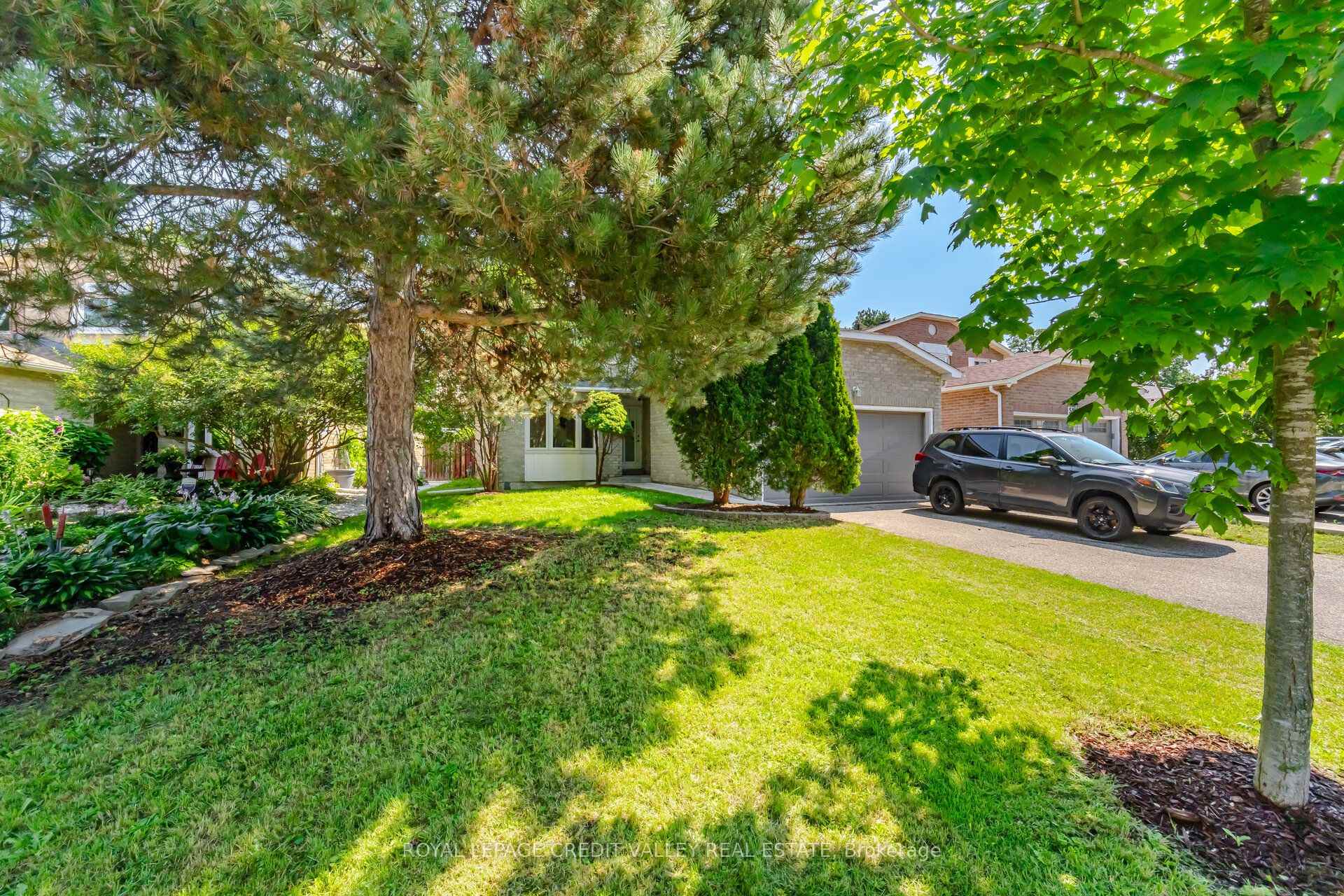 Photo 4 of 49 Sutter Avenue, Brampton, Brampton West — HOMEH