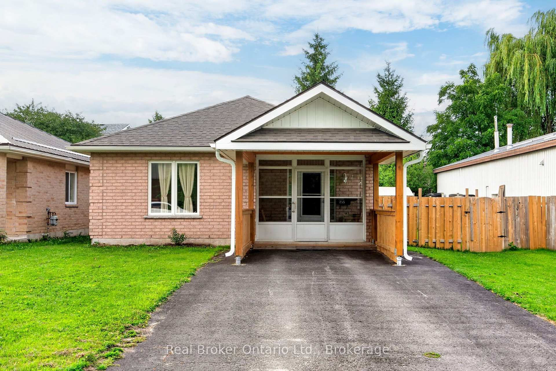 Photo 2 of 255 Yonge Street, Midland — HOMEH