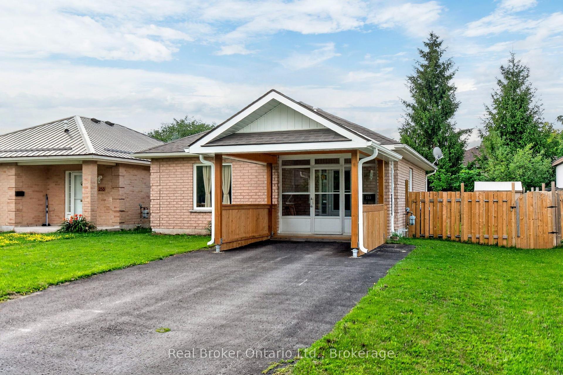 Photo 3 of 255 Yonge Street, Midland — HOMEH