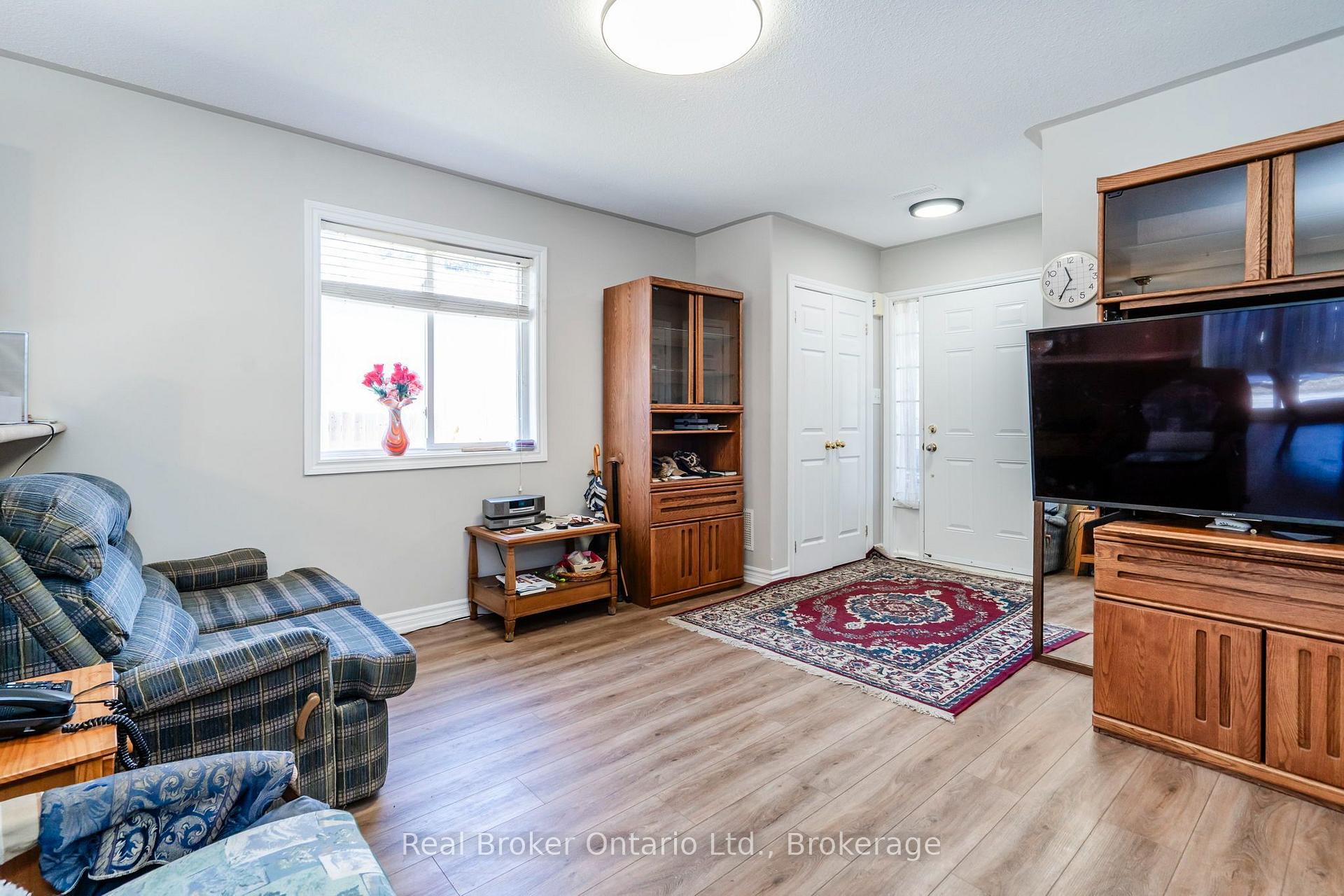 Photo 10 of 255 Yonge Street, Midland — HOMEH